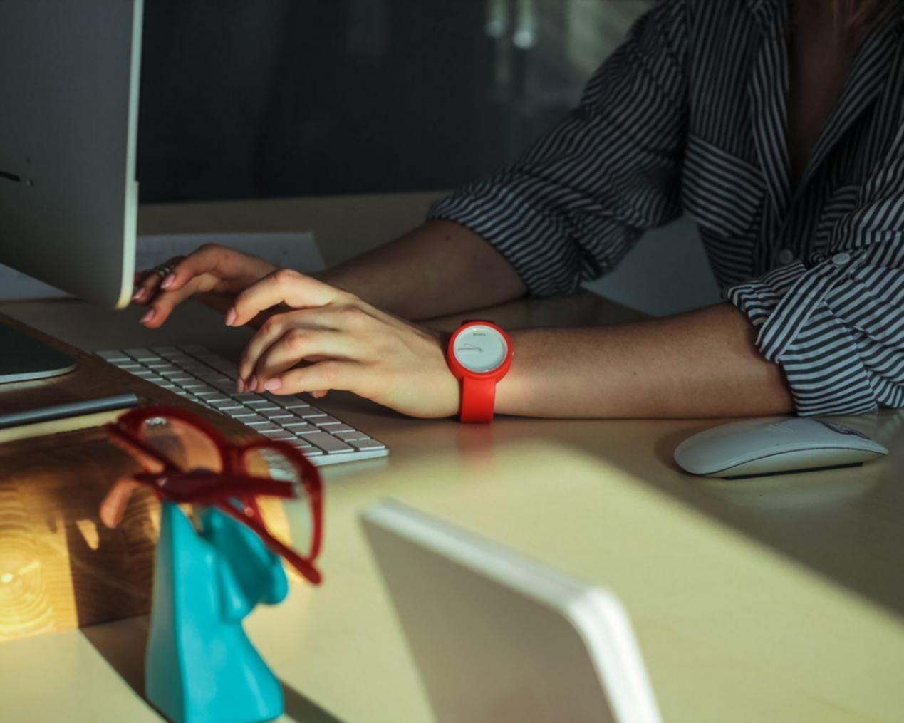 Participanți la sesiune de planificare bugetară lucrând împreună la analiză financiară