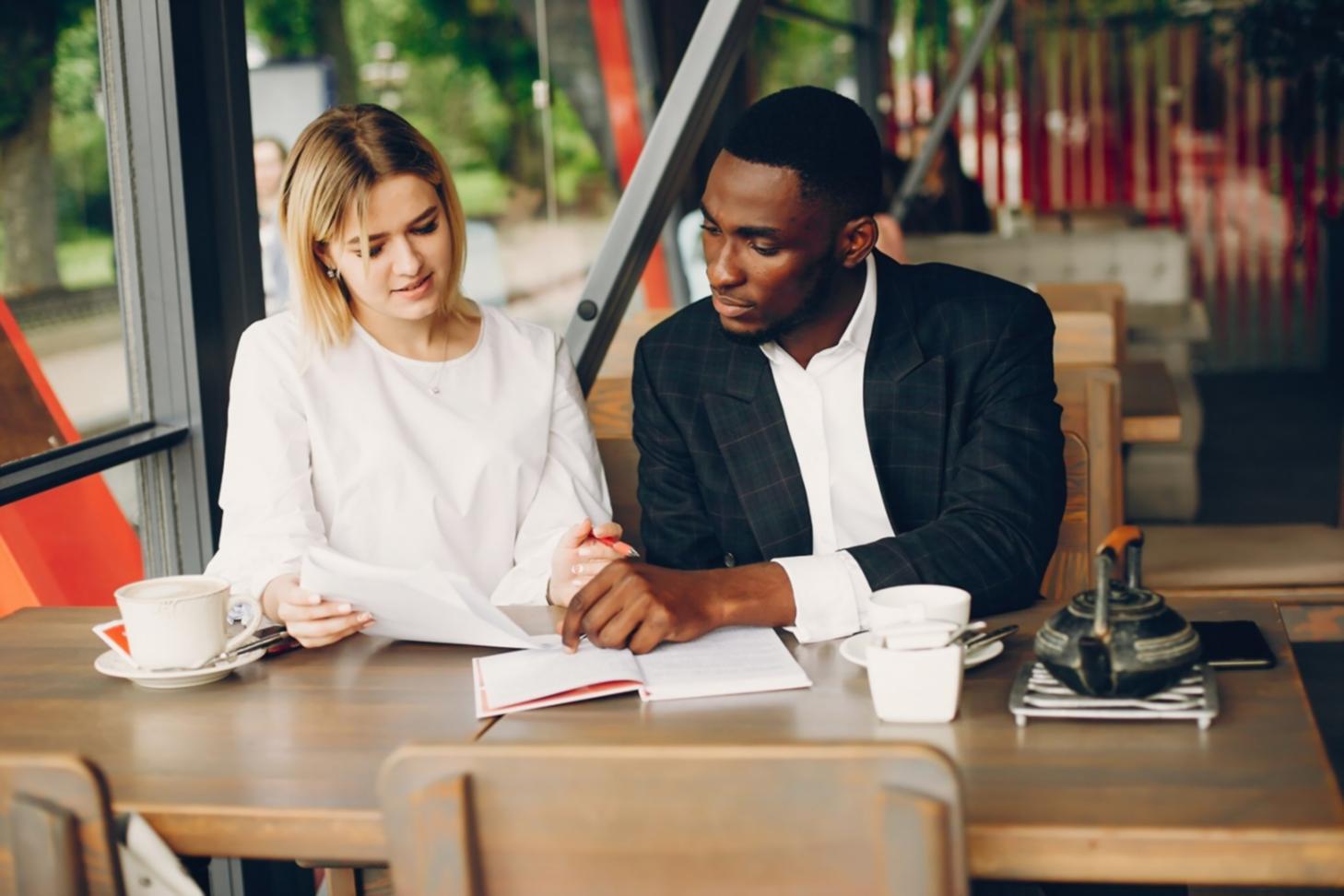 Comparație între metode de planificare financiară tradiționale și moderne